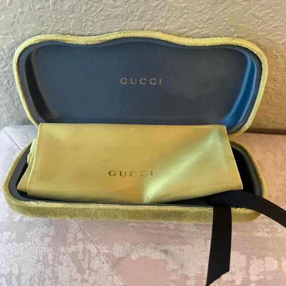 Gucci | Accessories | Gucci Chartreuse Velvet Clamshell  display picture 2